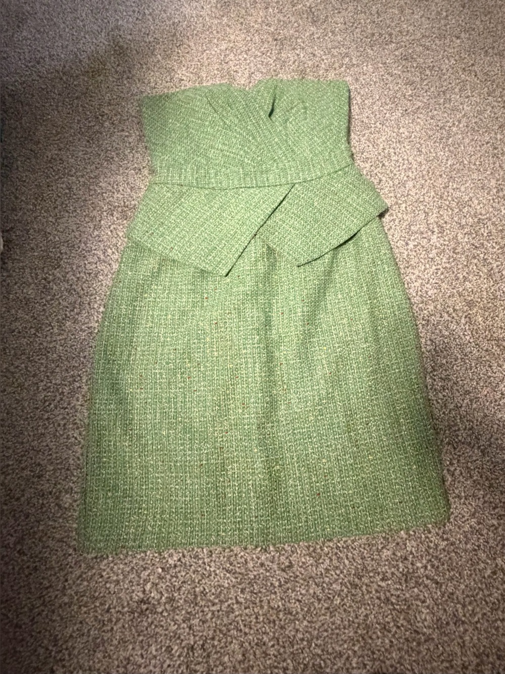 Aryn K strapless green tweed dress features a peplum waist detail. Size M EUC
